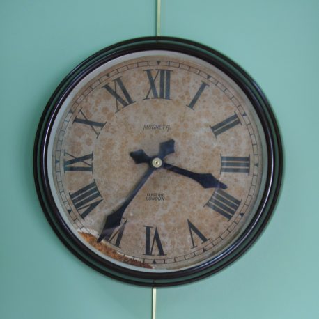 TH62 Bakerlite Clock